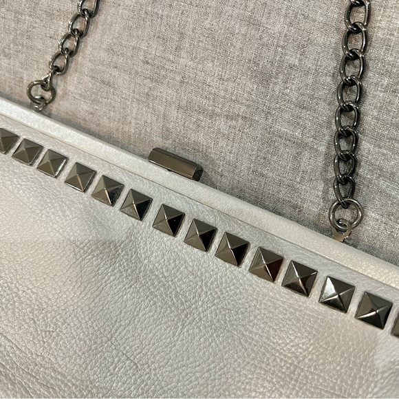 Kenneth Cole Bag, Leather Clutch, Bag With Gunmetal Chain And Studs - Picture 3 of 9